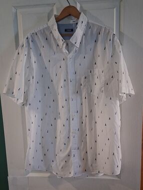 IZOD White Short-Sleeve Button-Up Shirt with Navy Sailboat Print